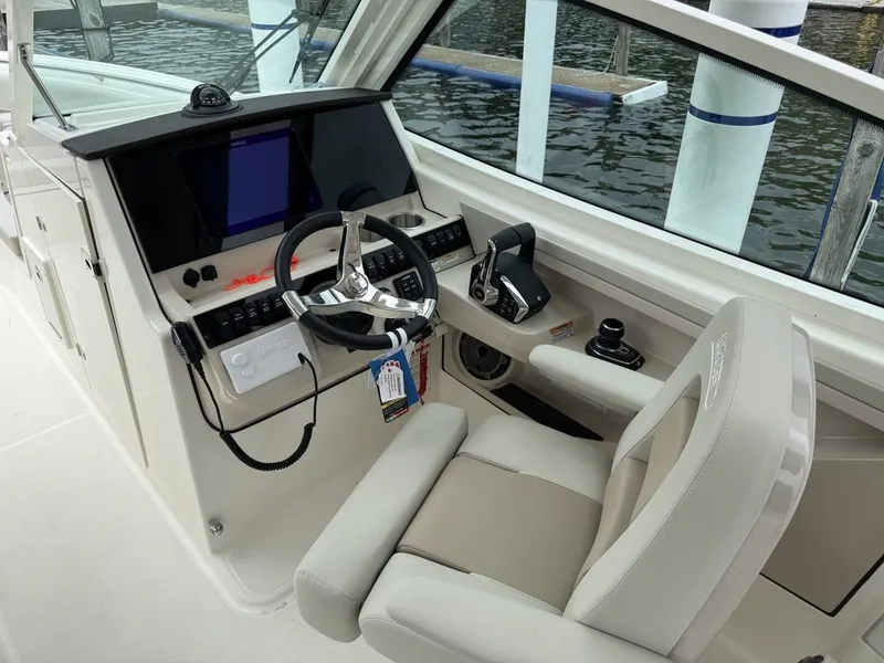 Slide: The Image of Boston Whaler 280 Vantage 2025 - 28