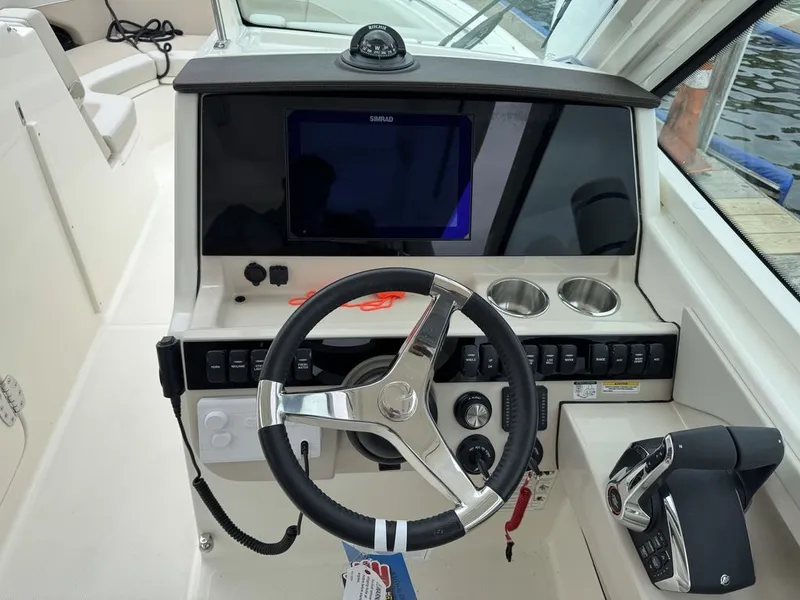 Slide: The Image of Boston Whaler 280 Vantage 2025 - 29