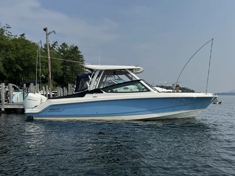 Slide: The Image of Boston Whaler 280 Vantage 2025 - 3