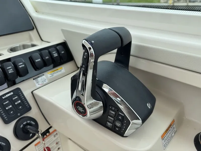 Slide: The Image of Boston Whaler 280 Vantage 2025 - 30