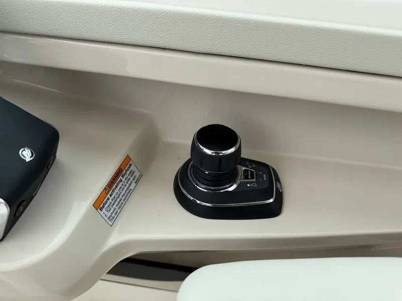 Slide: The Image of Boston Whaler 280 Vantage 2025 - 31