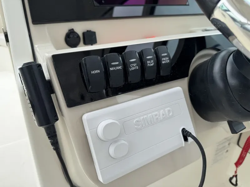 Slide: The Image of Boston Whaler 280 Vantage 2025 - 32