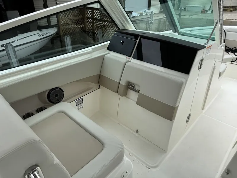 Slide: The Image of Boston Whaler 280 Vantage 2025 - 34