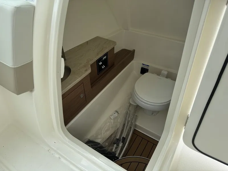 Slide: The Image of Boston Whaler 280 Vantage 2025 - 35