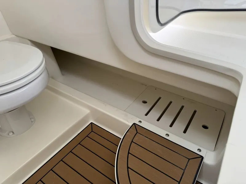 Slide: The Image of Boston Whaler 280 Vantage 2025 - 36