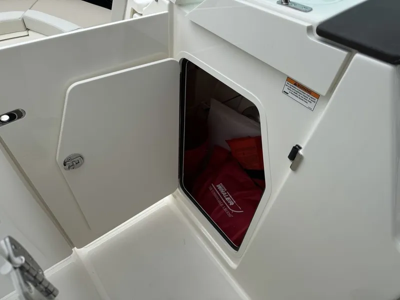 Slide: The Image of Boston Whaler 280 Vantage 2025 - 37