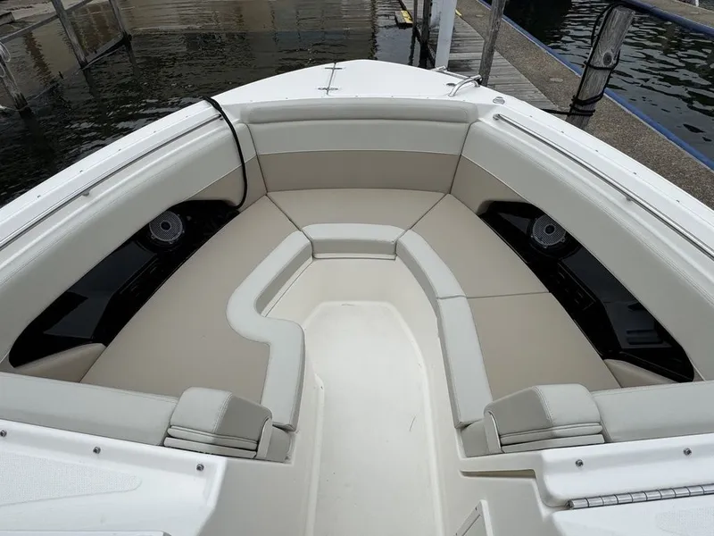Slide: The Image of Boston Whaler 280 Vantage 2025 - 38