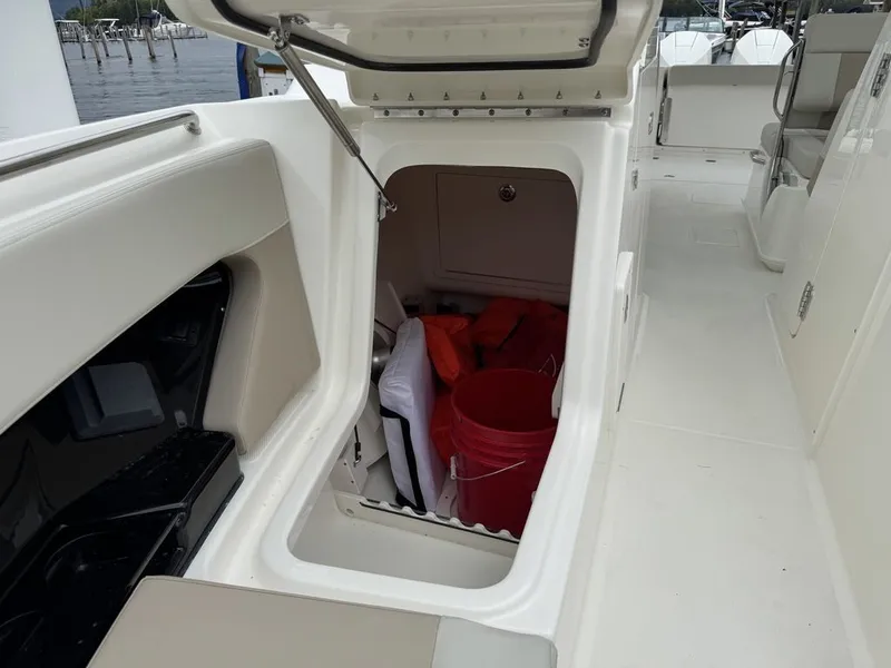 Slide: The Image of Boston Whaler 280 Vantage 2025 - 41
