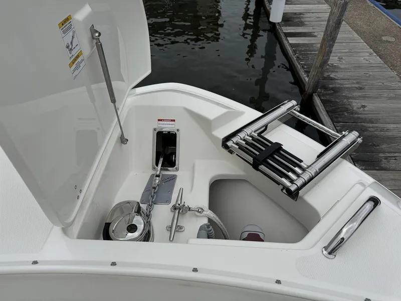 Slide: The Image of Boston Whaler 280 Vantage 2025 - 42