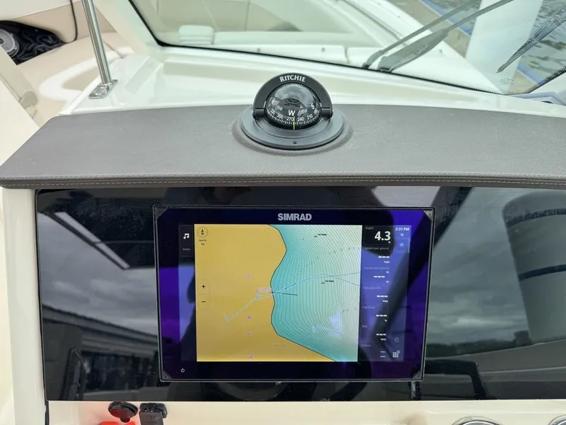 Slide: The Image of Boston Whaler 280 Vantage 2025 - 43