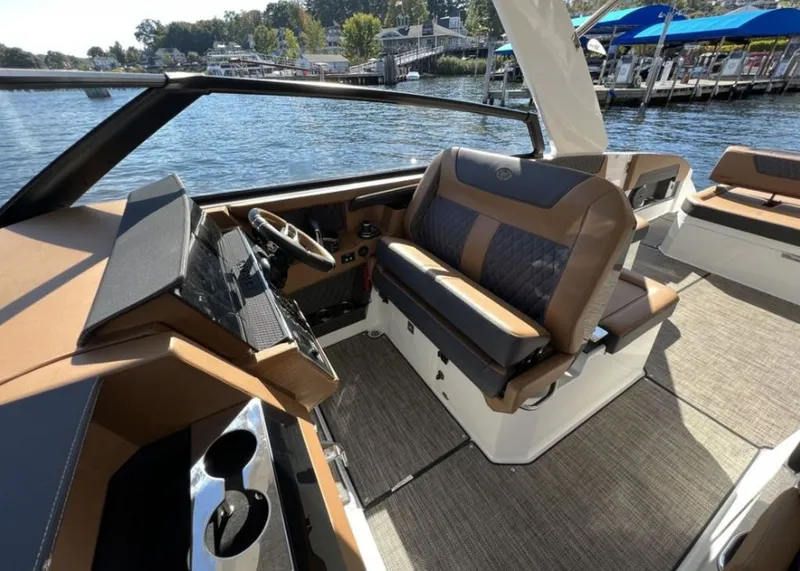 Slide: The Image of Cobalt R35 Outboard 2024 - 14