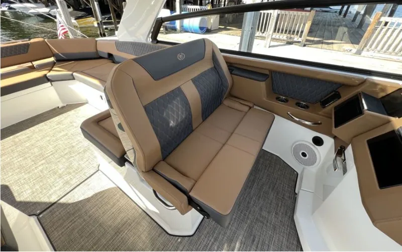 Slide: The Image of Cobalt R35 Outboard 2024 - 15