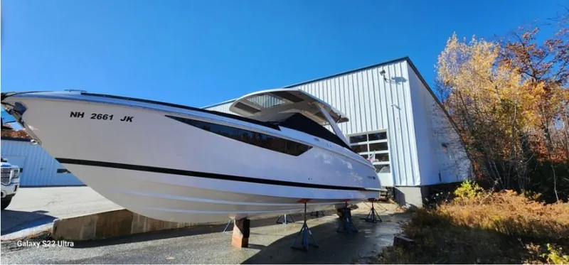 Slide: The Image of Cobalt R35 Outboard 2024 - 2