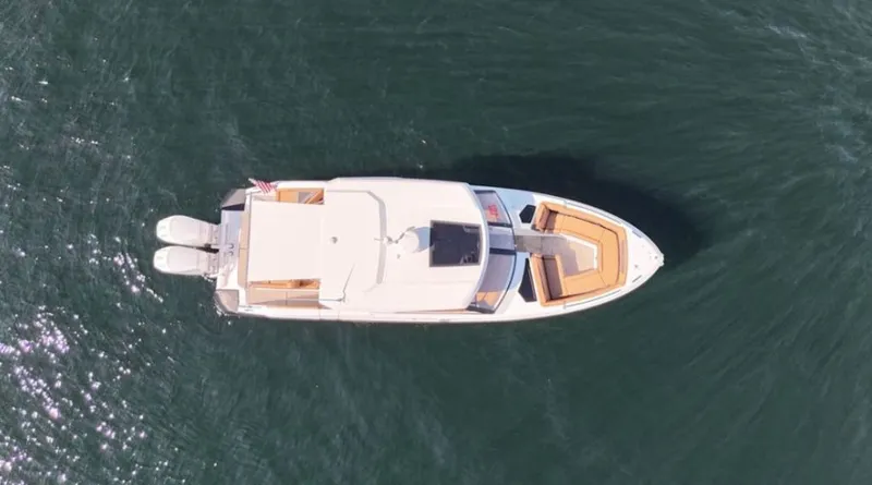 Slide: The Image of Cobalt R35 Outboard 2024 - 4