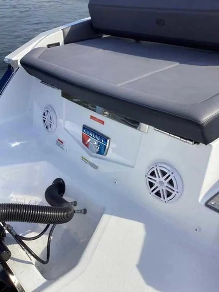 Slide: The Image of Cobalt R4 Outboard 2025 - 15