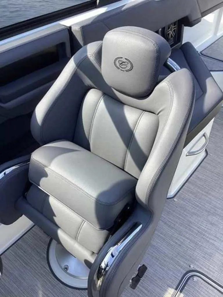 Slide: The Image of Cobalt R4 Outboard 2025 - 16