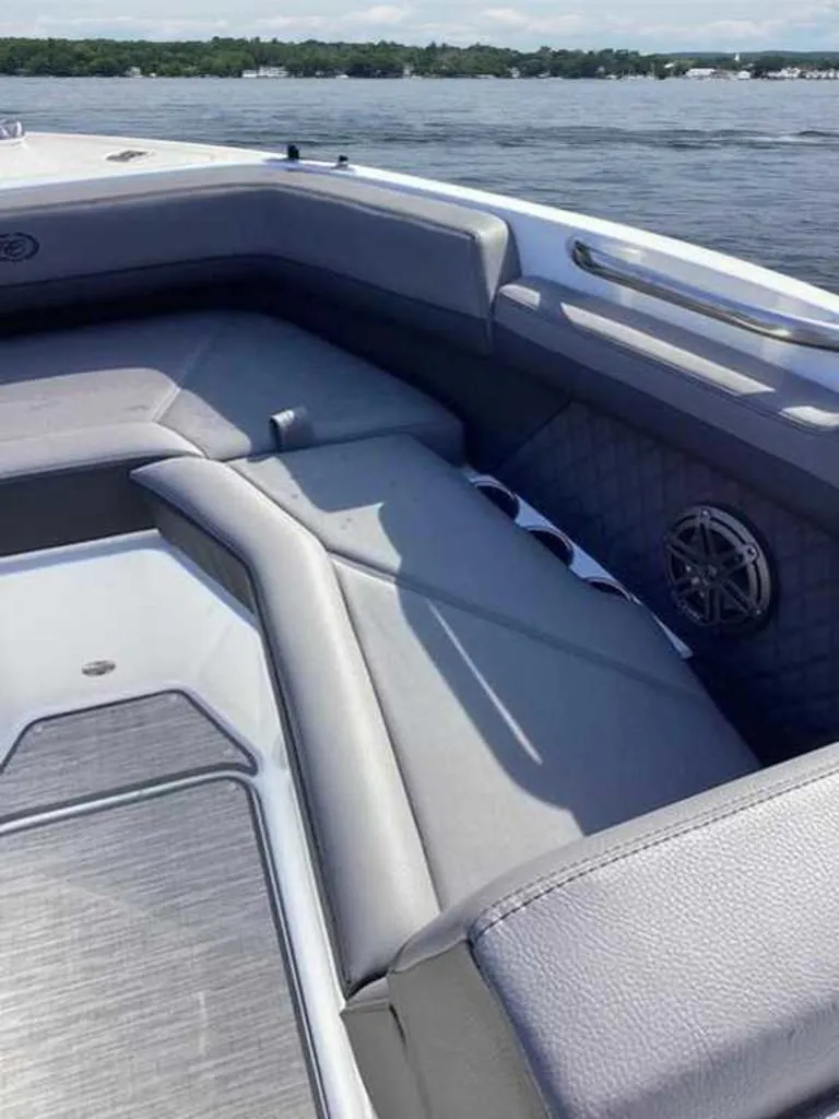 Slide: The Image of Cobalt R4 Outboard 2025 - 8