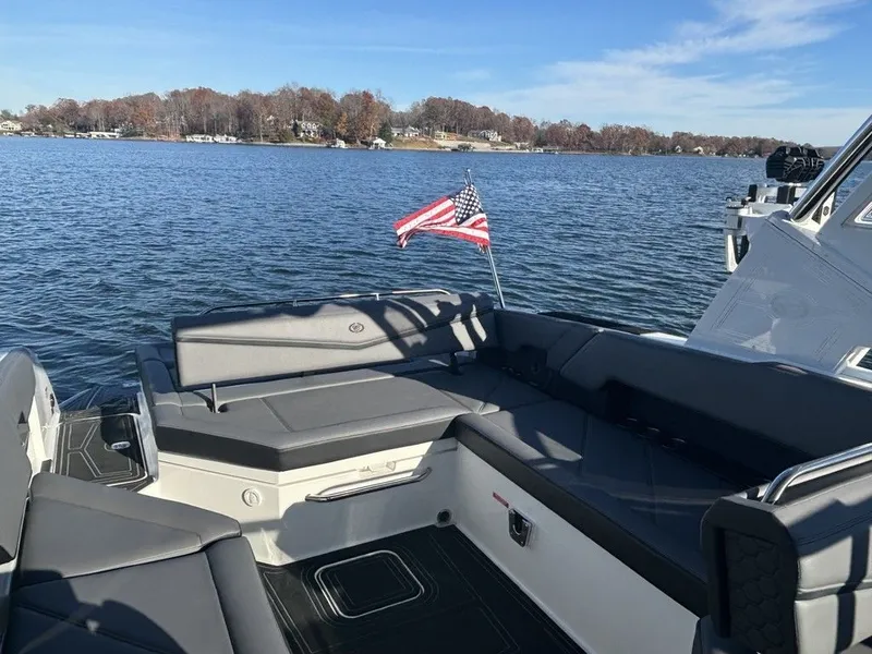 Slide: The Image of Cobalt R8 Surf 2025 - 12