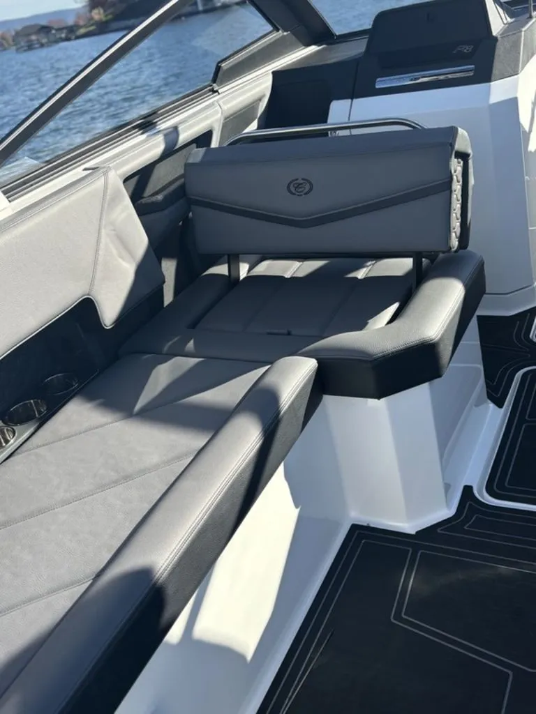 Slide: The Image of Cobalt R8 Surf 2025 - 9