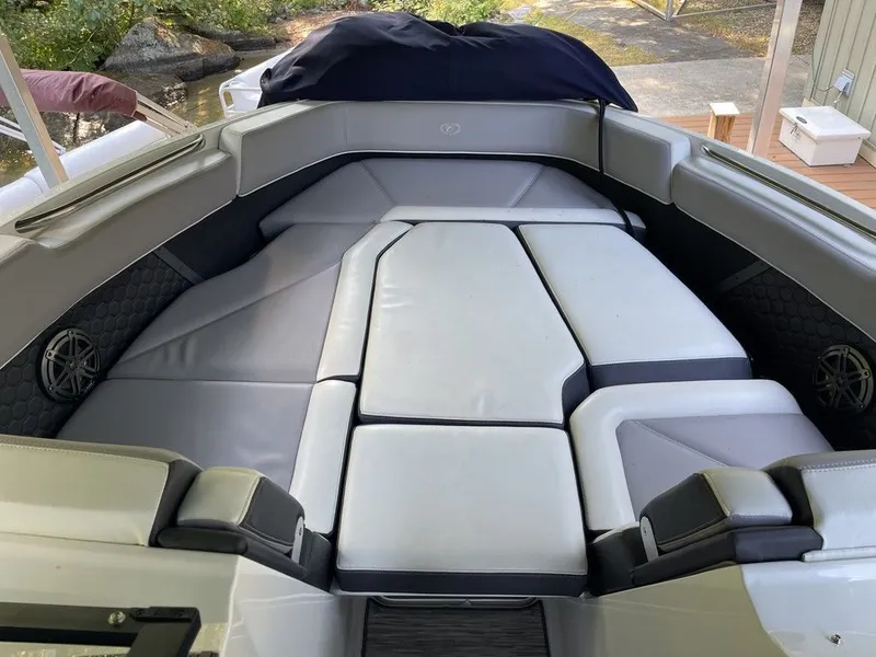 Slide: The Image of Cobalt R8 Surf 2021 - 10