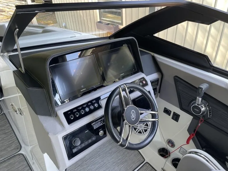 Slide: The Image of Cobalt R8 Surf 2021 - 12