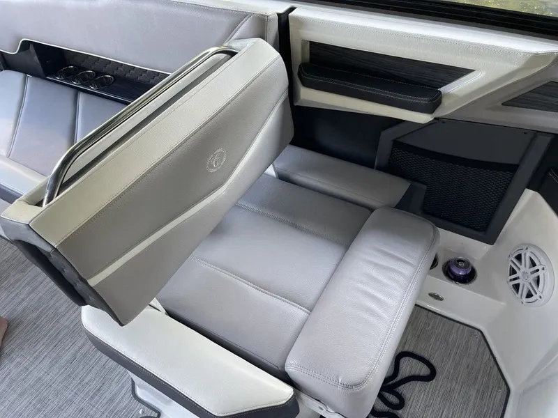 Slide: The Image of Cobalt R8 Surf 2021 - 13