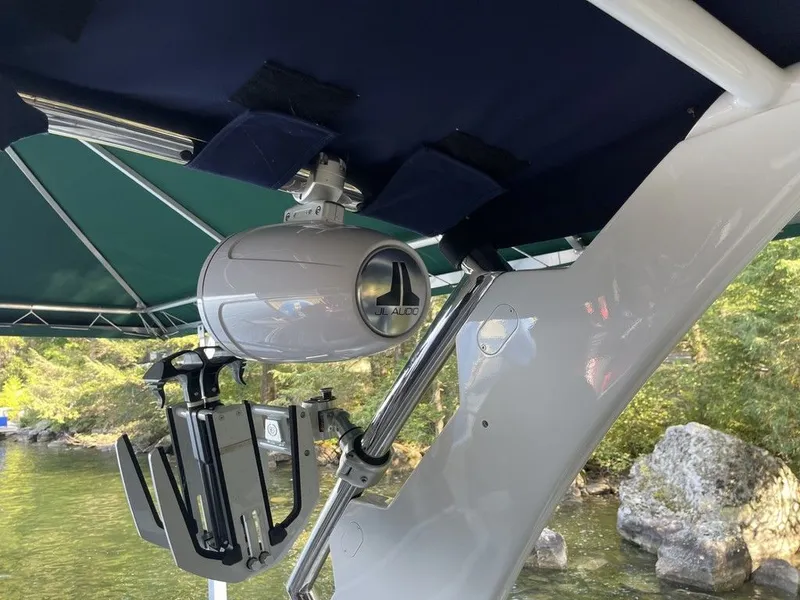 Slide: The Image of Cobalt R8 Surf 2021 - 14