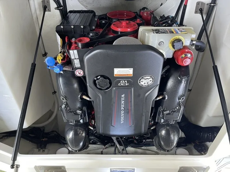 Slide: The Image of Cobalt R8 Surf 2021 - 16