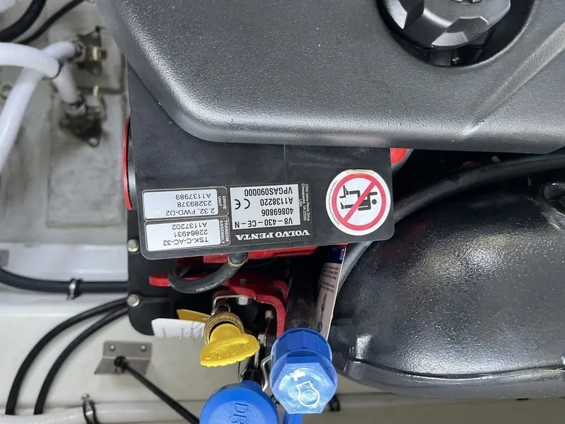 Slide: The Image of Cobalt R8 Surf 2021 - 17