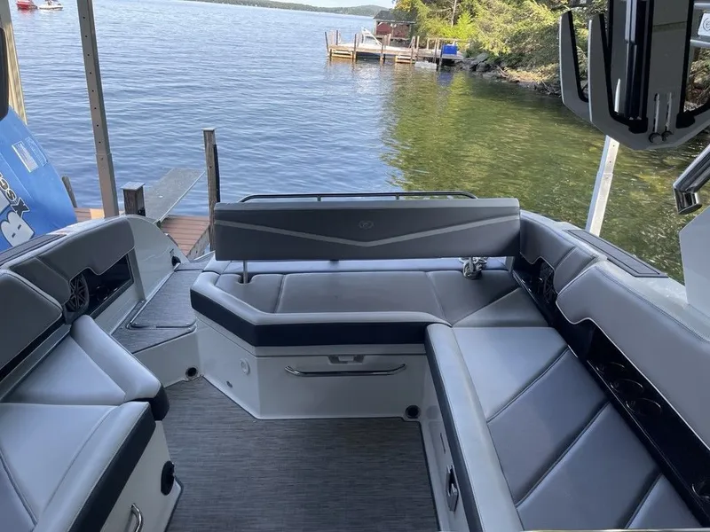 Slide: The Image of Cobalt R8 Surf 2021 - 5