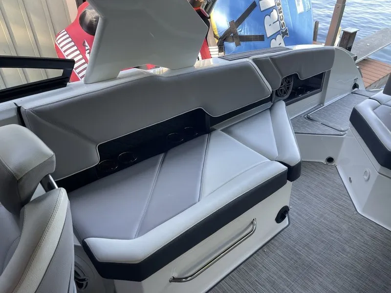 Slide: The Image of Cobalt R8 Surf 2021 - 6