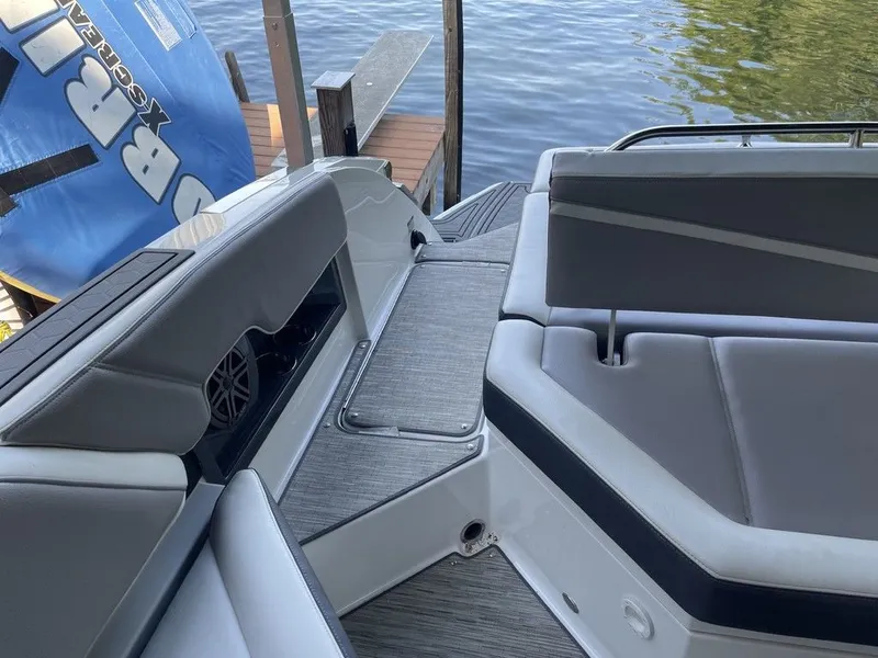 Slide: The Image of Cobalt R8 Surf 2021 - 7