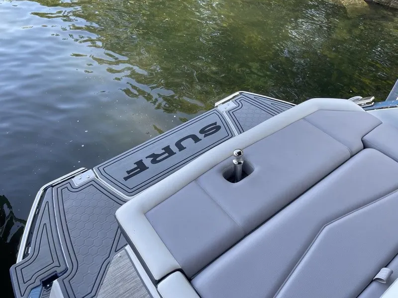 Slide: The Image of Cobalt R8 Surf 2021 - 8