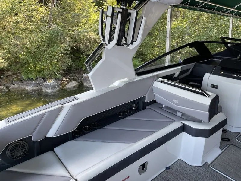 Slide: The Image of Cobalt R8 Surf 2021 - 9