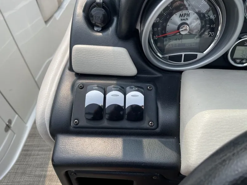 Slide: The Image of Crownline Boats 255SS 2015 - 22