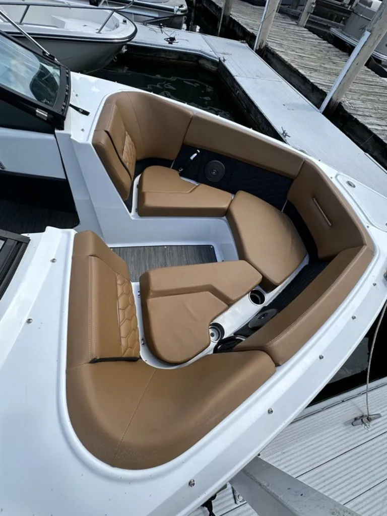 Slide: The Image of Four Winns H2C Horizon OB 2023 - 9