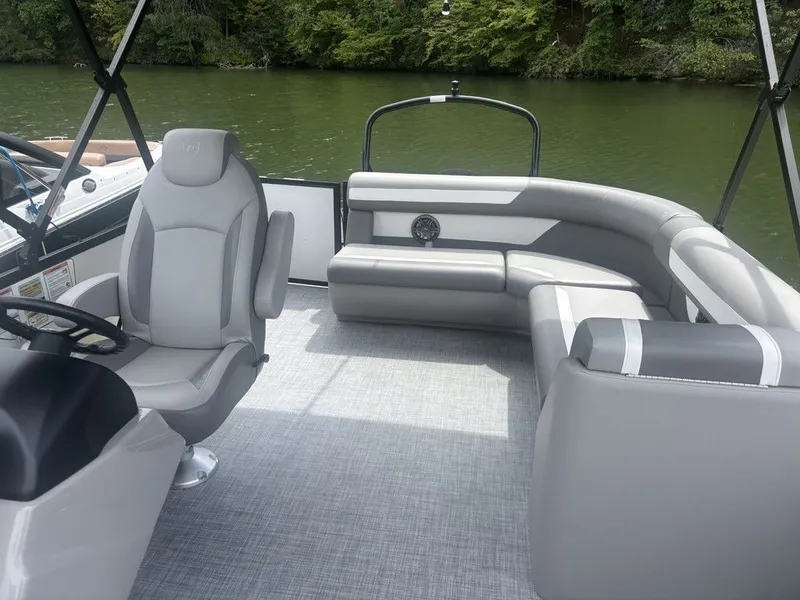 Slide: The Image of Premier 200 Sunscape RE XLC 2025 - 6