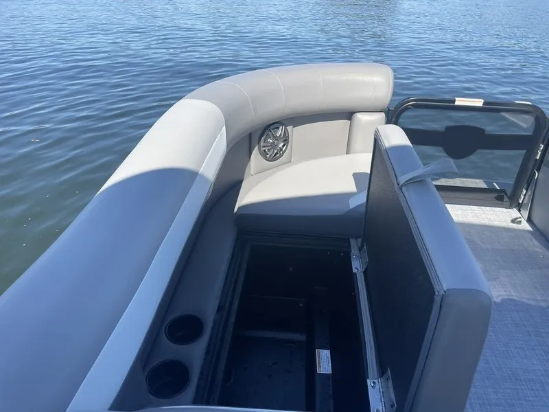 Slide: The Image of Premier 200 Sunscape RE XLC 2025 - 8