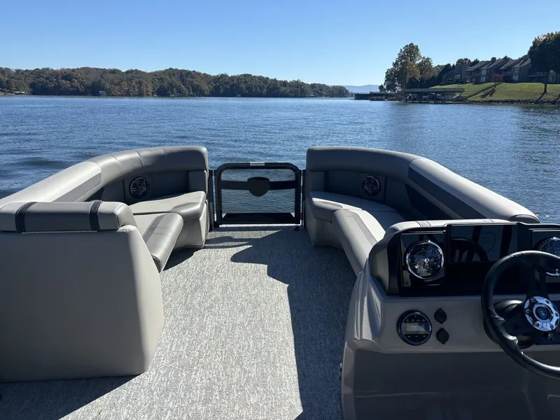 Slide: The Image of Premier 220 SUNSCAPE RL 2025 - 6