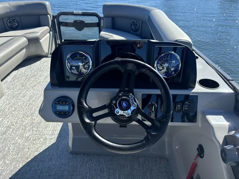 Slide: The Image of Premier 220 SUNSCAPE RL 2025 - 7