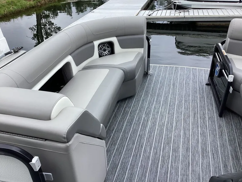 Slide: The Image of Premier 230 Solaris RL 2024 - 7