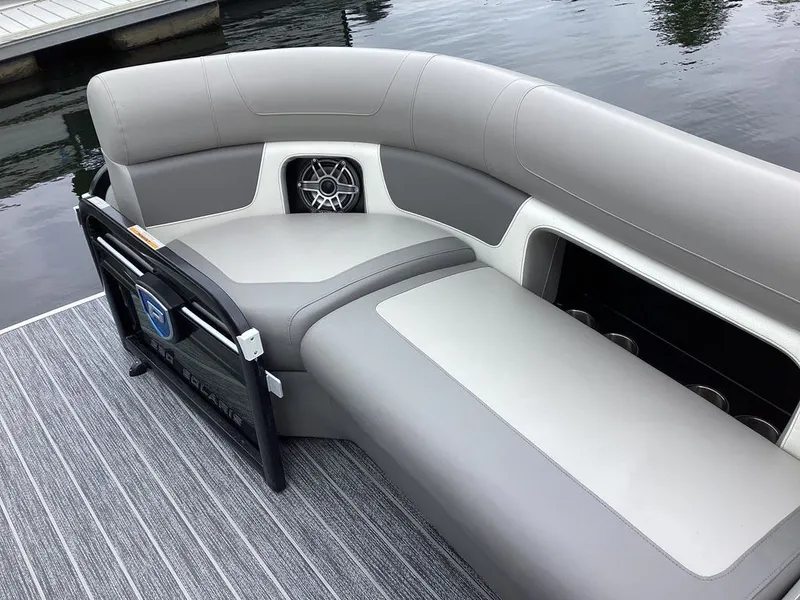 Slide: The Image of Premier 230 Solaris RL 2024 - 8