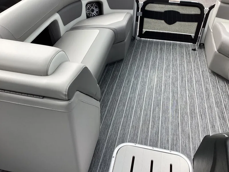 Slide: The Image of Premier 230 Solaris RL 2024 - 10