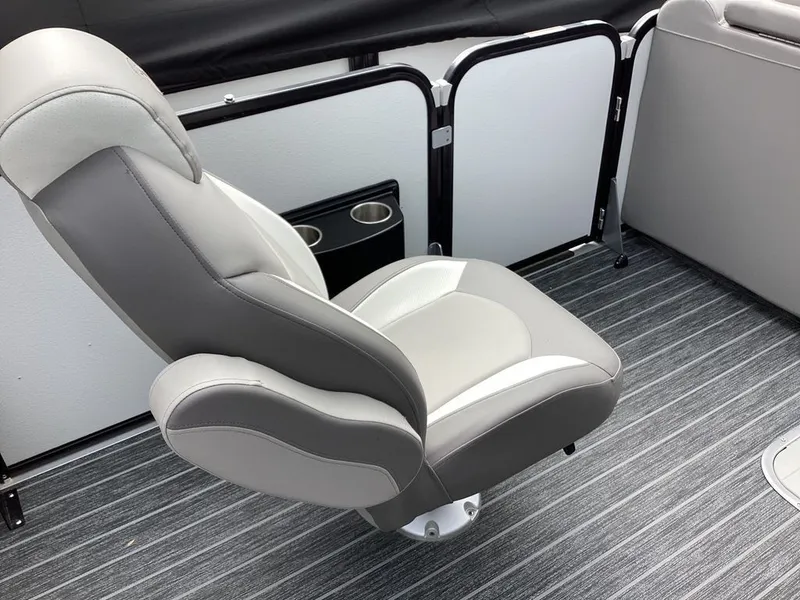 Slide: The Image of Premier 230 Solaris RL 2024 - 9