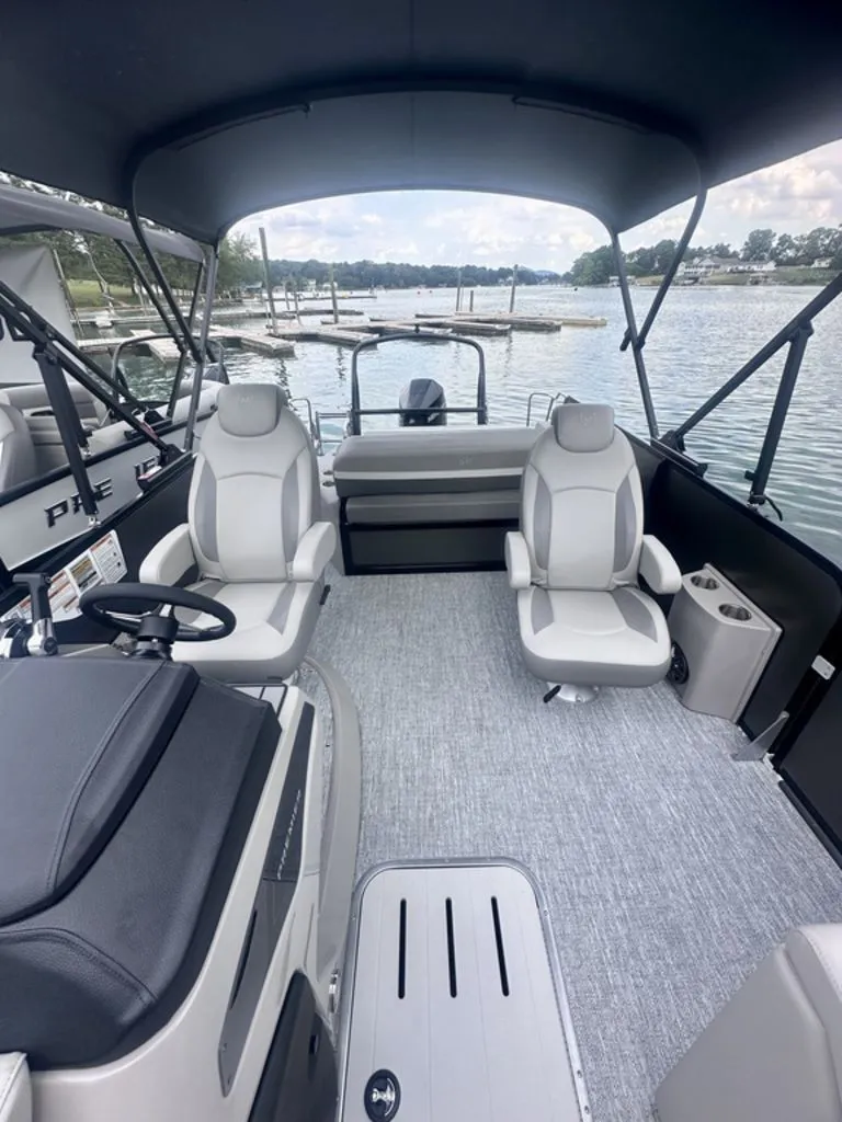 Slide: The Image of Premier 230 Sunsation RL 2024 - 18