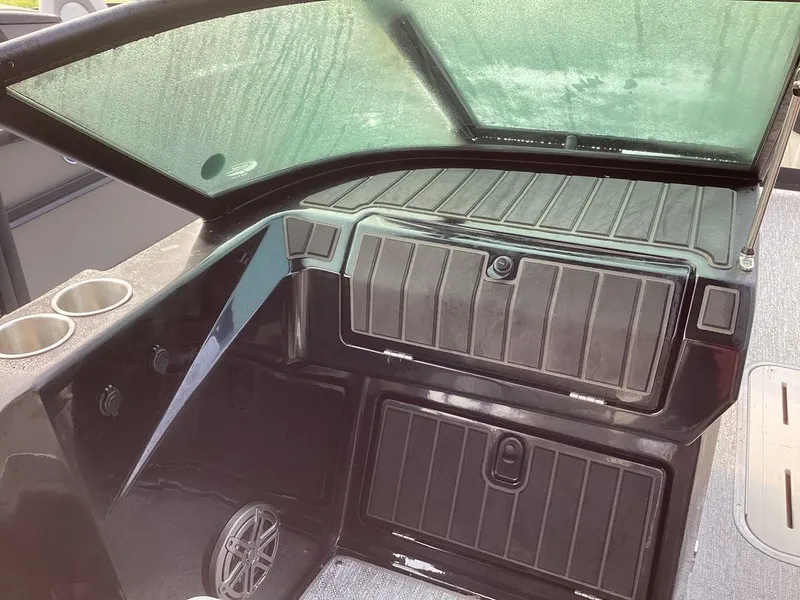 Slide: The Image of Premier 250 Solaris Sport 2024 - 4