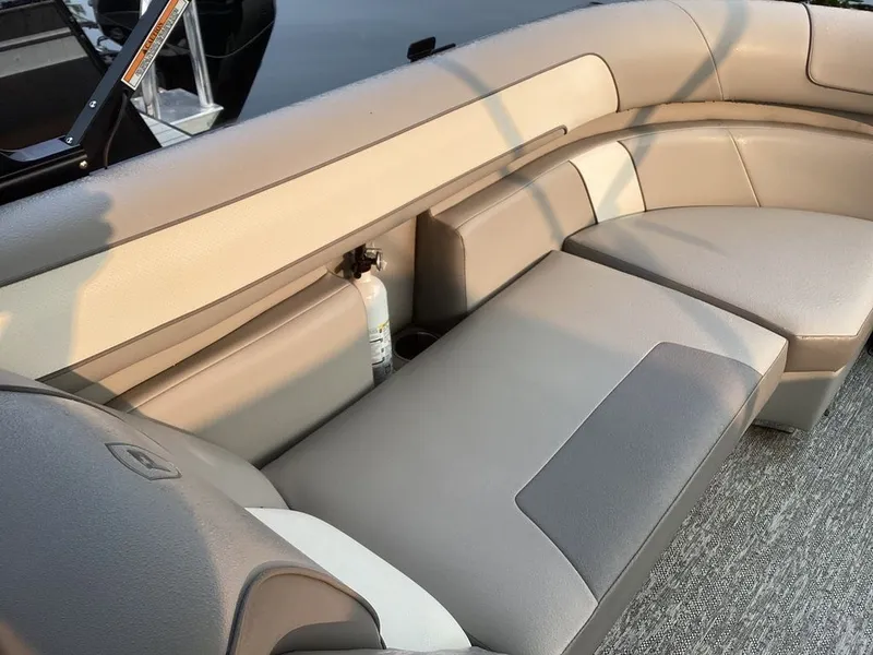 Slide: The Image of Premier 250 Solaris Sport 2024 - 6