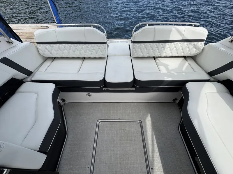 Slide: The Image of Regal 2800 Bowrider 2020 - 14