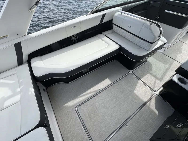 Slide: The Image of Regal 2800 Bowrider 2020 - 16