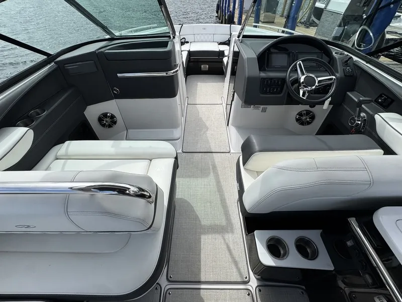 Slide: The Image of Regal 2800 Bowrider 2020 - 17